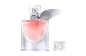 Perfume feminino Lancôme La Vie Est Belle Eau de Parfum 30 ml frasco em fundo claro