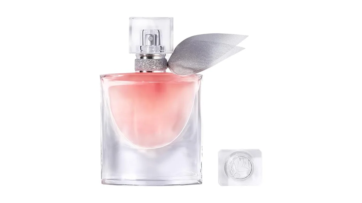 Perfume feminino Lancôme La Vie Est Belle Eau de Parfum 30 ml frasco em fundo claro