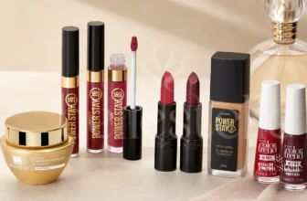 Seleção de produtos Avon mais procurados, com batons, base líquida, esmaltes, creme facial e perfume, para a postagem sobre beleza Avon no blog Belle Stelle