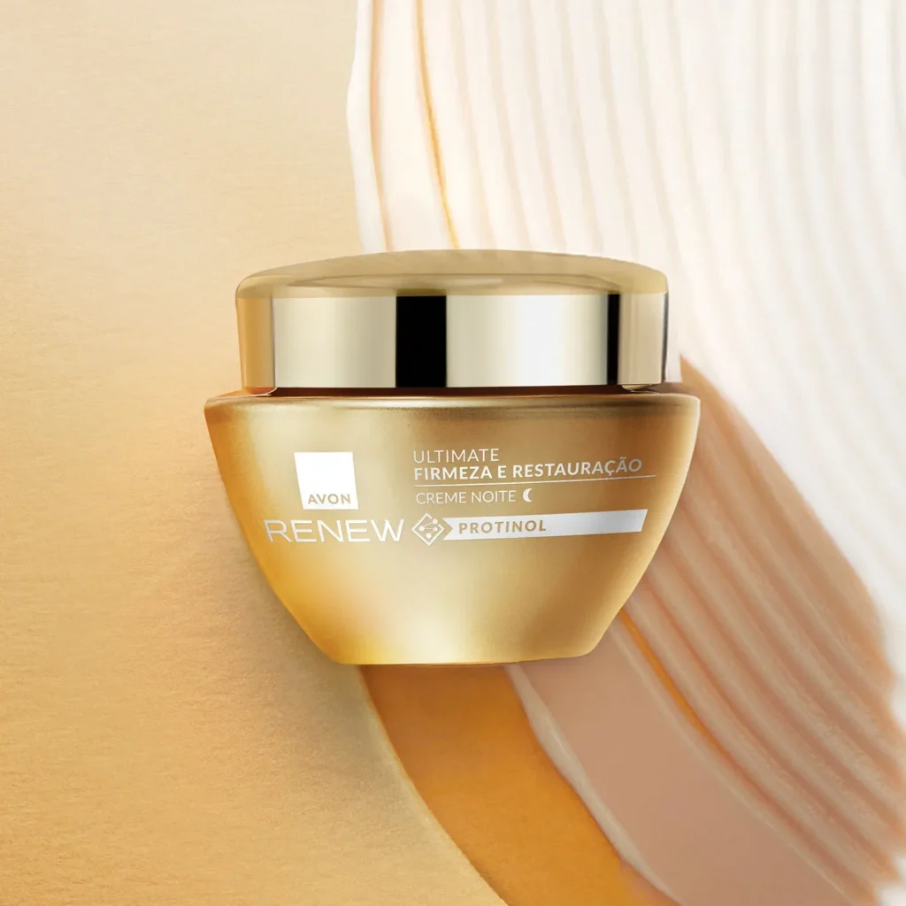 Creme facial Avon Renew Ultimate Noite em embalagem dourada luxuosa sobre textura de creme cosmético, destaque de skincare nos produtos Avon mais procurados no blog Belle Stelle